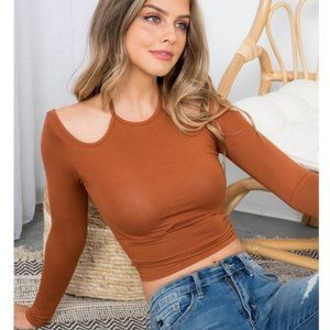 22843 Cut-out Crop Top